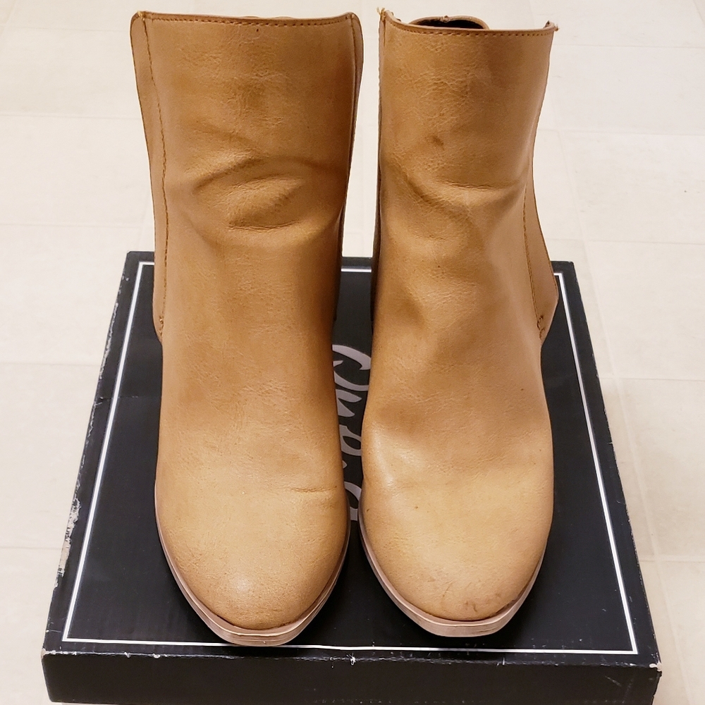 9 like new ankle boot by Qupid